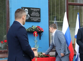 В Кировске увековечили память героя СВО Сергея Митронова