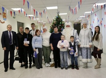 Депутаты Заксобрания ЛО вручили детям подарки в преддверии Нового года