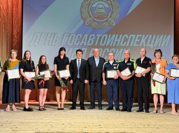 Сотрудников Госавтоинспекции Кировского и Волховского районов поздравили с профессиональным праздником