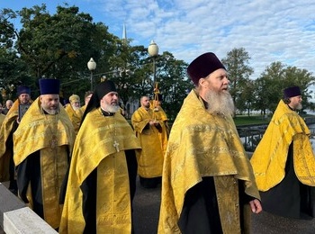 Крестный ход по Неве из Шлиссельбурга в Санкт-Петербург 